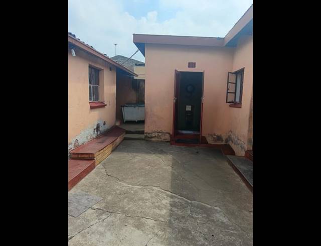 2 BEDROOM HOUSE FOR SALE IN MOFOLO CENTRAL